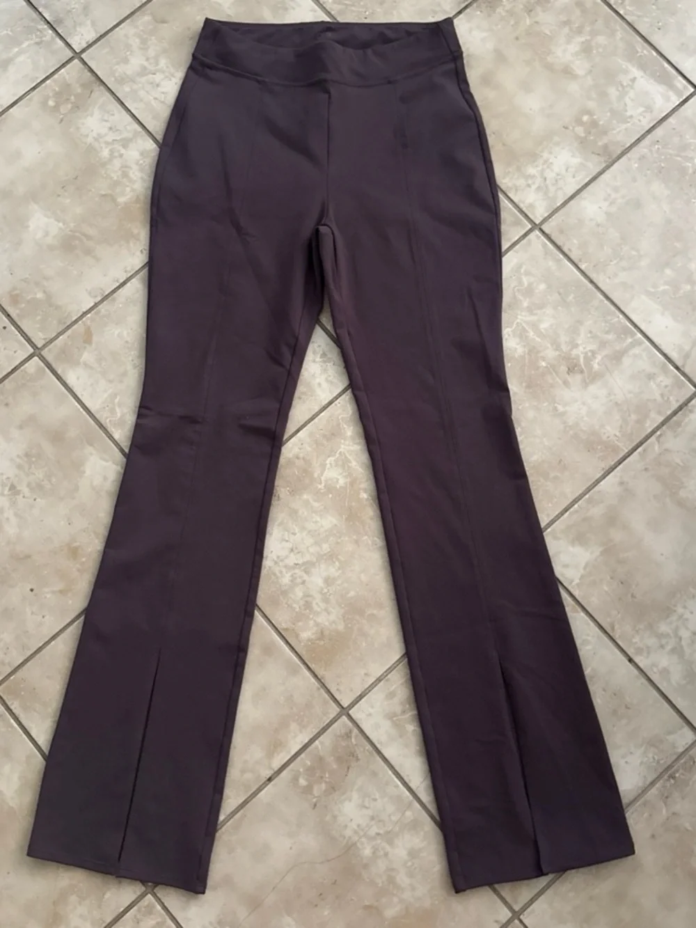 NWOT Airbrush High-Waist Flutter Flare Slit Legging Alo Yoga Raisin Size Large